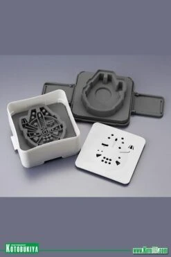 Kotobukiya Star Wars Millennium Falcon Sandwich Shaper Goods