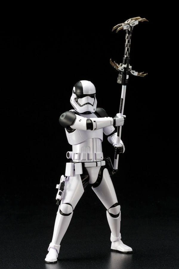 Kotobukiya Star Wars First Order Stormtrooper Executioner ARTFX+ Statue 4 Kotobukiya Star Wars First Order Stormtrooper Executioner ARTFX+ Statue - Image 4